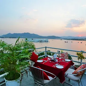 Hotel The Shaharkot By The Lake